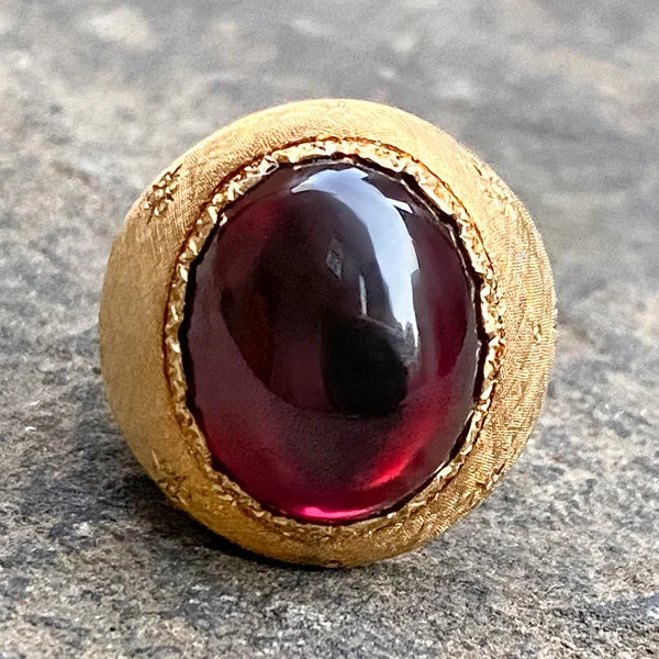 luxury gold wedding rings for women-Vintage Cabochon Garnet Ring